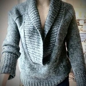 Small Ann Taylor heavy winter sweater in GREAT condition!!!